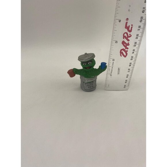 Vintage 80s Tara Toys Sesame Street Oscar the Grouch Figurine - Picture 8 of 9